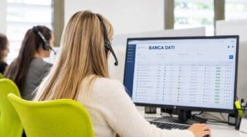 Operatrice Itacall Group che seleziona una banca dati per cliente