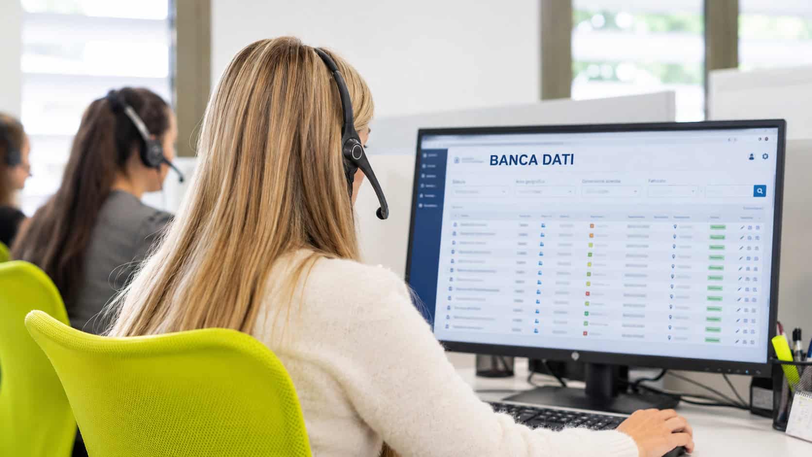 Banca dati per telemarketing 1 Operatrice Itacall Group che seleziona una banca dati per cliente
