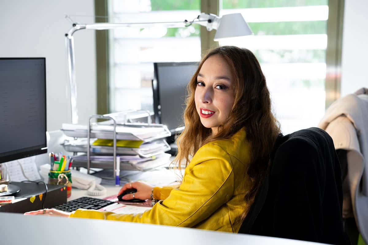 Operatore di telemarketing B2B che contatta clienti inattivi per riattivare relazioni commerciali