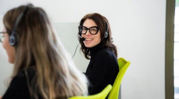 Operatore di telemarketing B2B concentrato durante l’apertura di una chiamata commerciale