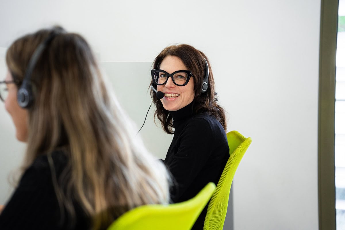 Operatore di telemarketing B2B concentrato durante l’apertura di una chiamata commerciale