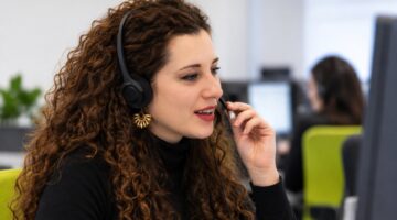 Operatrice Itacall Group durante una campagna di telemarketing per il settore delle energie rinnovabili