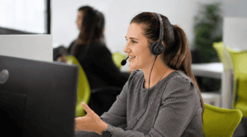 Operatrice di telemarketing Itacall Group durante un'attività di lead generation per startup B2B