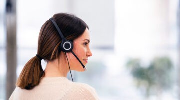Operatrice Itacall Group durante una telefonata commerciale B2B orientata alla lead generation e alla presa appuntamenti qualificati.